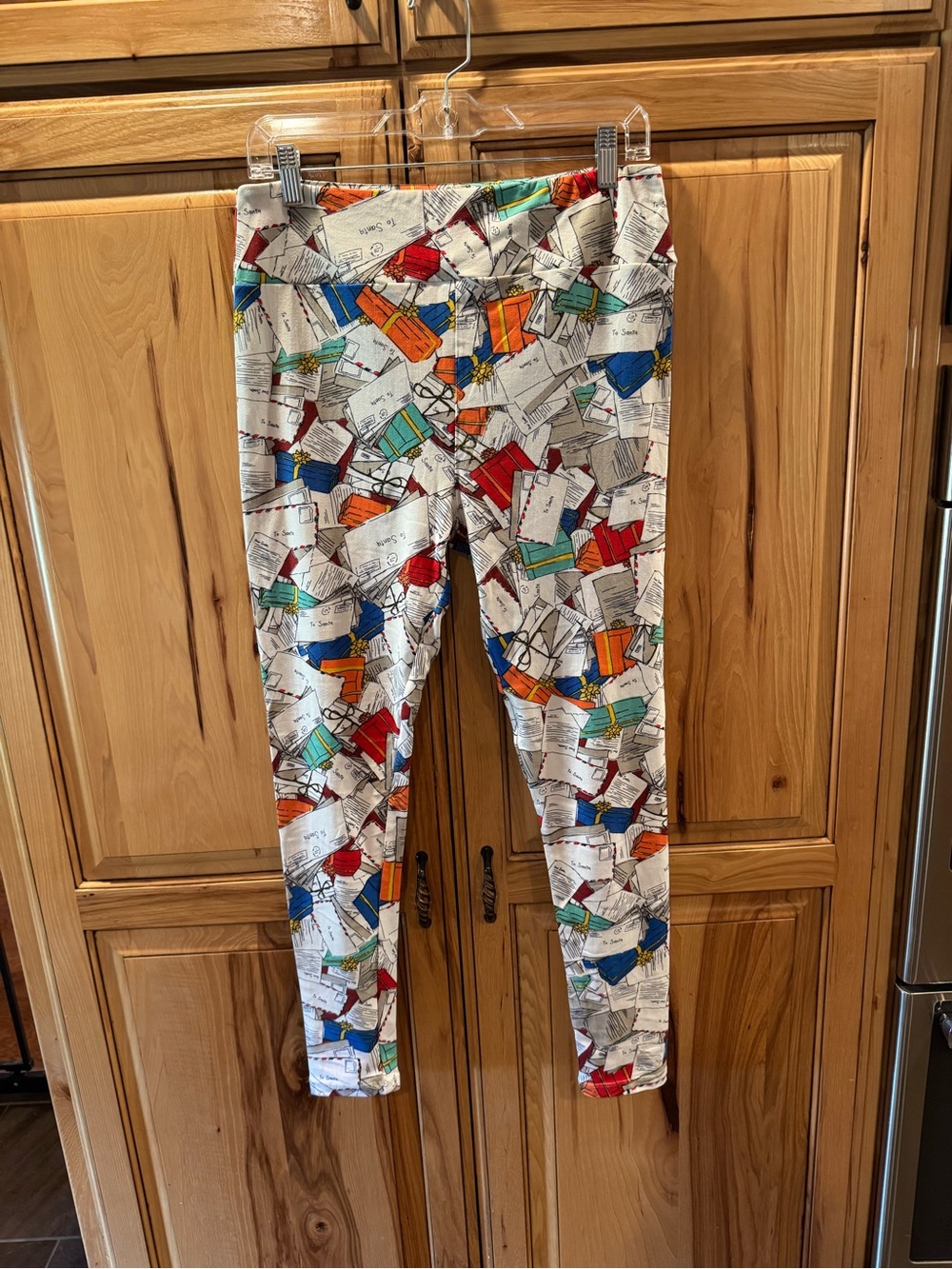 LuLaRoe Multicolor Gift & Note Print Christmas Leggings